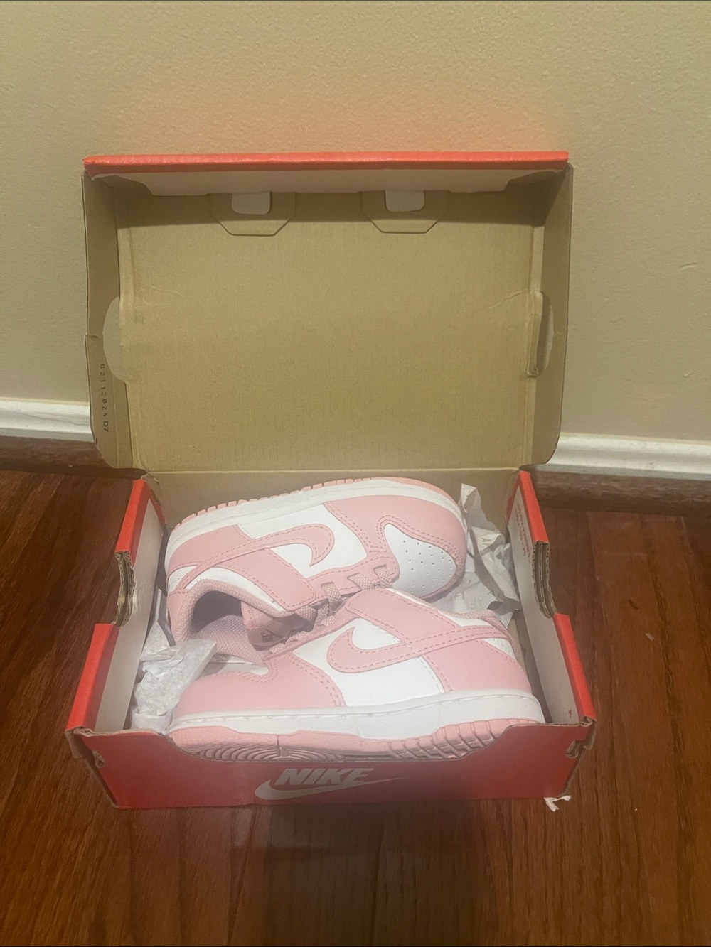 Nike Kids Low-Top Sneakers in Light Pink and White